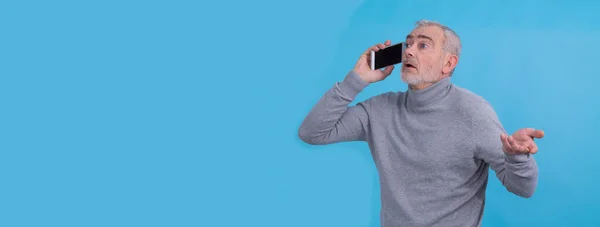 Άνθρωπος Έκπληκτη Έκφραση Χρησιμοποιώντας Κινητό Τηλέφωνο Απομονωμένο — Φωτογραφία Αρχείου