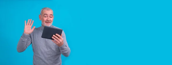 Homem Usando Tablet Digital Isolado — Fotografia de Stock