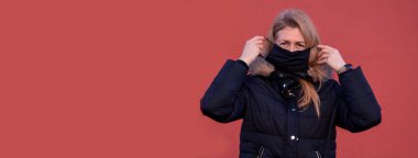 Orta yaşlı kadın covid-19 salgını için koronavirüs koruma maskesi takıyor. 