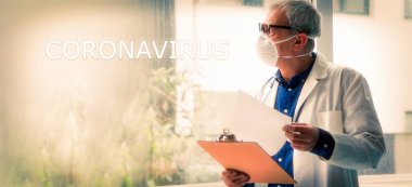 Maskeli doktor, steteskop ve raporlar, koronavirüs virüsü konsepti ve enfeksiyonları