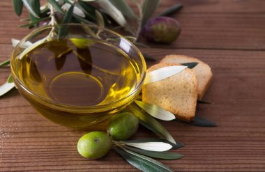 Ekstra saf zeytinyağlı cam kap ve dallı zeytin.