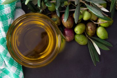 Doğal zeytinli ekstra saf zeytinyağı.