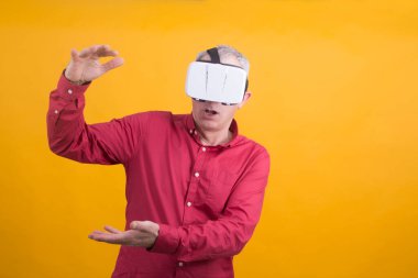 3 boyutlu sanal gerçeklik gözlüklü bir adam uzayda gördüklerini gösteriyor, yeni teknoloji kavramı.