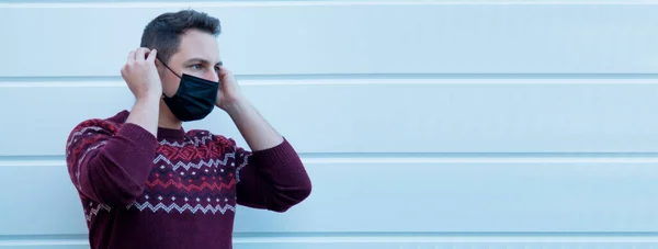 Yüzünde Tıbbi Maske Olan Genç Bir Adam Kendini Virüslerden Enfeksiyonlardan — Stok fotoğraf