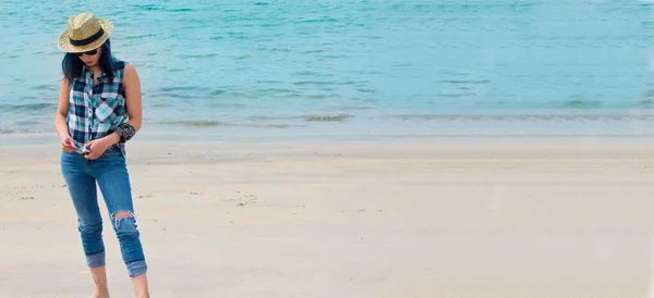 Vrouw Het Strand Ontspannen — Stockfoto