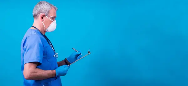 Lékař Maskou Stetoskopem Hlášeními Koncepcí Koronavirového Viru Infekcí — Stock fotografie