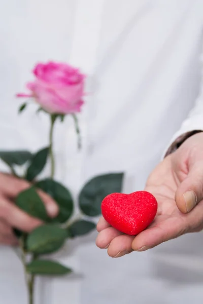 Hombre Dando Corazón Como Regalo Para Día San Valentín Feliz — Foto de Stock