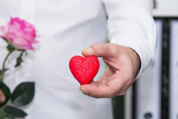 Hombre Dando Corazón Como Regalo Para Día San Valentín Feliz — Foto de Stock