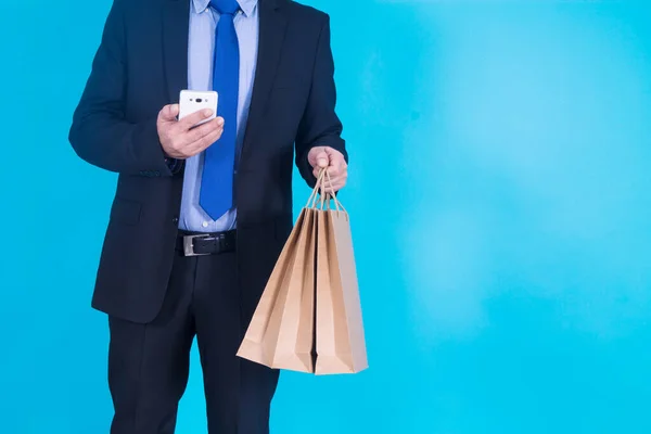 携帯電話とバッグを持った男オンラインショッピングのコンセプト — ストック写真