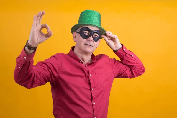 Leende Man Med Svart Mask Och Hatt Gör Gest Karneval — Stockfoto