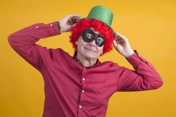 Leende Man Med Svart Mask Peruk Och Hatt Glad Karneval — Stockfoto