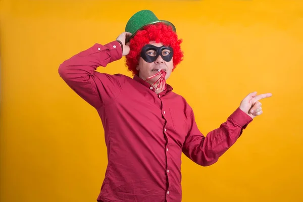 Homem Com Peruca Chapéu Soprando Fabricante Ruído Conceito Festa — Fotografia de Stock