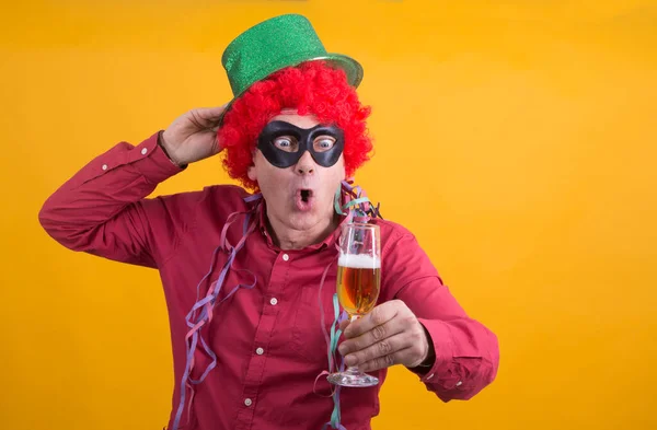 Man Med Peruk Och Streamers Dricka Kul Part Koncept — Stockfoto
