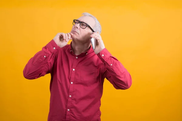 Mogen Man Tänker Och Använder Mobiltelefon — Stockfoto