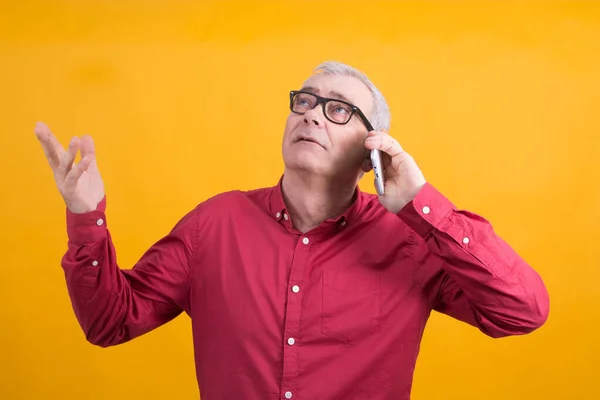 Homem Estressado Preocupado Usando Telefone Celular — Fotografia de Stock