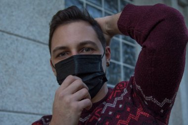 Sokaktaki maskeli genç adam. 