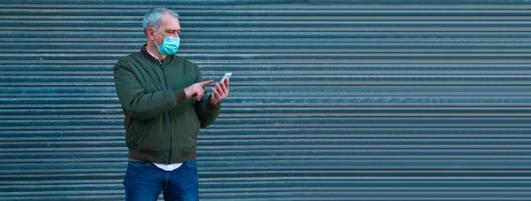 Mann Mit Medizinischer Maske Benutzt Smartphone — Stockfoto