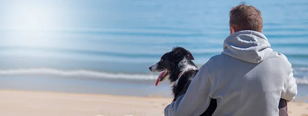 Man Sitting Front Sea Beach His Dog Friend — Φωτογραφία Αρχείου