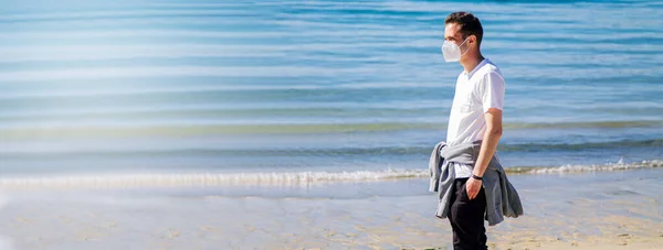 Man Medical Mask Protection Coronavirus New Normal Walking Beach — Stock Fotó