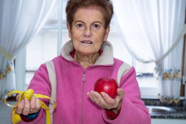 Elmalı ve mezuralı yaşlı kadın, diyet ve sağlık konsepti