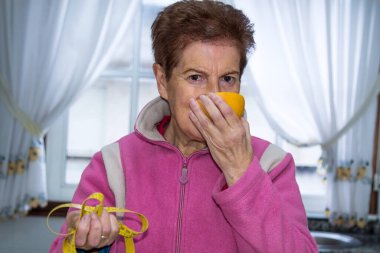 Greyfurtlu ve mezuralı yaşlı kadın, diyet ve sağlık konsepti