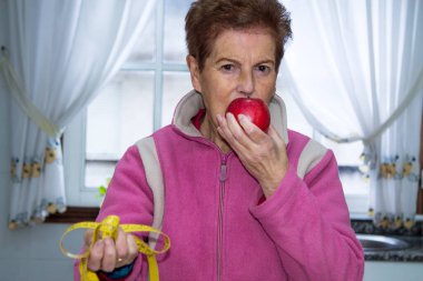 Elmalı ve mezuralı yaşlı kadın, diyet ve sağlık konsepti