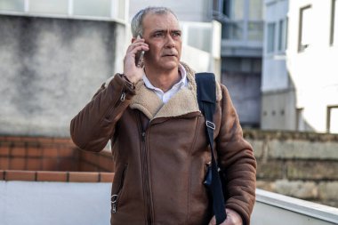 İş adamı cep telefonuyla konuşuyor.