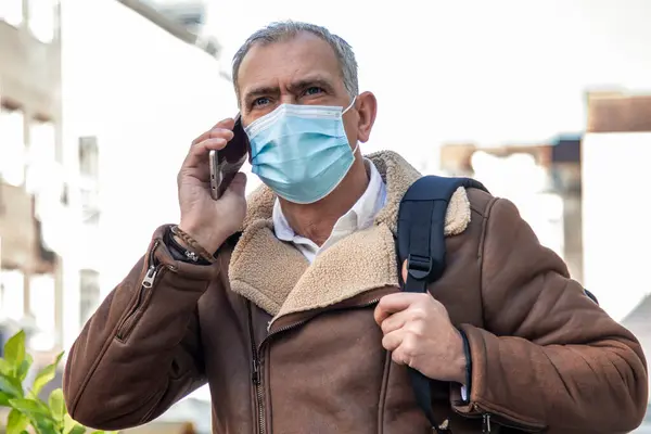 Hombre Adulto Con Máscara Médica Utilizando Teléfono Móvil — Foto de Stock