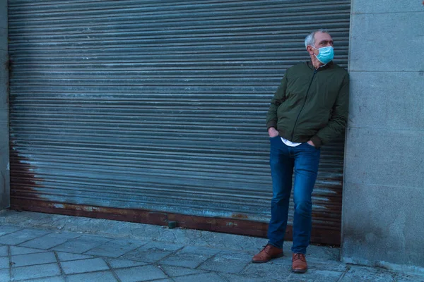 Casual Volwassen Man Met Medisch Masker Ter Bescherming Tegen Coronavirus — Stockfoto