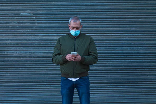 Man Met Medisch Masker Met Smartphone — Stockfoto