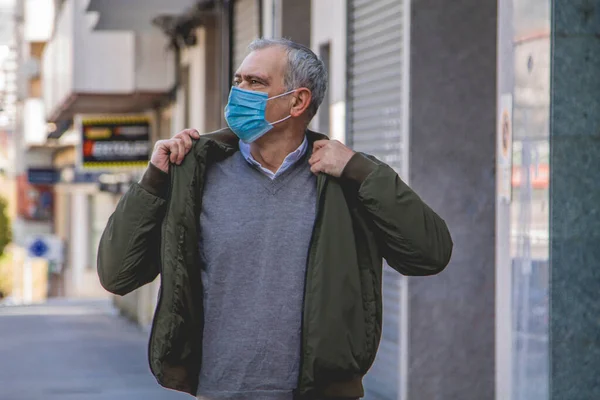 Hombre Adulto Casual Con Máscara Médica Protegiendo Coronavirus Alrededor Ciudad — Foto de Stock