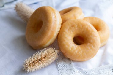 Lezzetli çörekler masada.