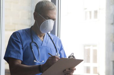 Maskeli doktor, steteskop ve raporlar, koronavirüs virüsü konsepti ve enfeksiyonları