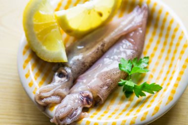 kalamar ya da maydanozlu taze mürekkep balığı ve limon.