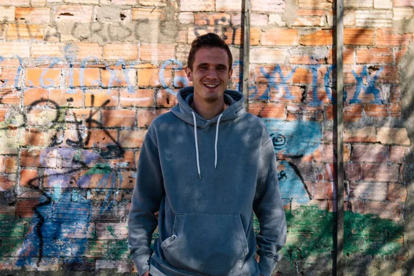 Retrato Hombre Sonriente Con Sudadera Pared Pública Con Graffiti Sujeto —  Fotos de Stock