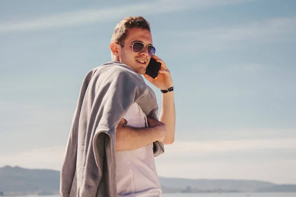 Uomo Con Gli Occhiali Sole Che Cammina Sulla Spiaggia Parla — Foto Stock