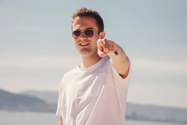 Man Sunglasses Walking Beach Pointing Finger Direction — Foto de Stock