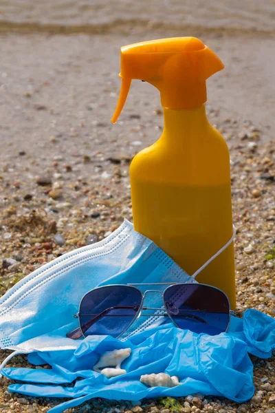 Mask Medical Gloves Beach Sunglasses Summer Vacation Concept New Normal — Foto de Stock