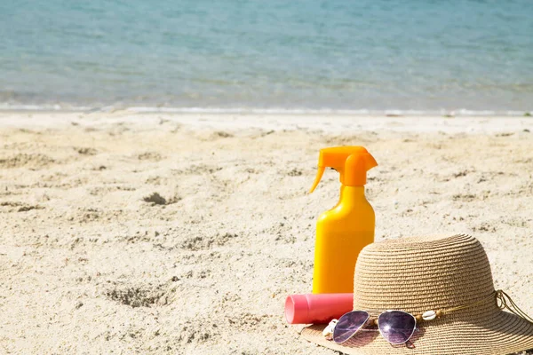 Sombrero Gafas Sol Loción Bronceadora Playa Accesorios Vacaciones Verano —  Fotos de Stock