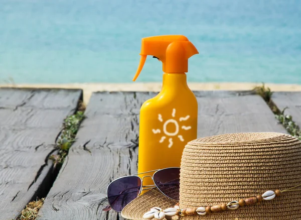 Loción Bronceado Gafas Sol Sombrero Playa Vacaciones Verano Relajarse Concepto — Foto de Stock