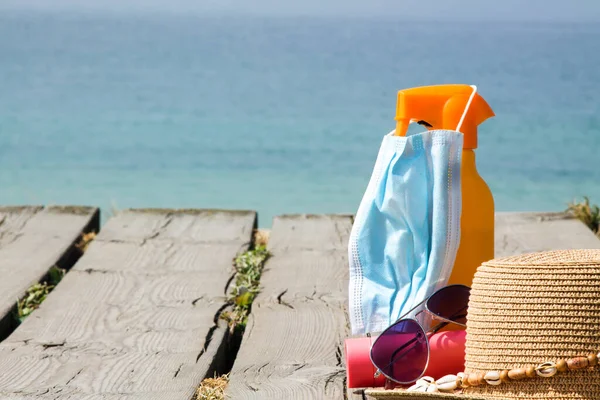 Zonnebrandcrème Medisch Masker Zonnebril Zomervakantie Concept Het Nieuwe Normale — Stockfoto