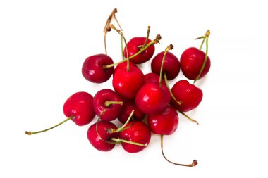 Kırmızı kirazlar beyaz üzerine izole edilmiş