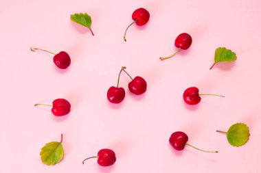 Pembe arka planda lezzetli kırmızı kirazlar