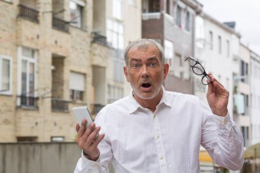 Cep telefonu kullanarak sürpriz jest yapan son sınıf öğrencisi.