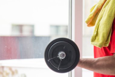 Ağırlık ya da halter egzersizi yapan bir adam.