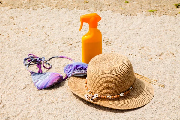 Kumsal Için Aksesuarlar Bikini Şapka Güneş Kremi Güneş Gözlüğü — Stok fotoğraf