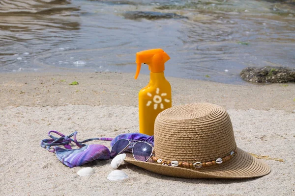 Güneş Kremi Güneş Gözlüğü Plajda Şapka Bikini Yaz Tatili Için — Stok fotoğraf