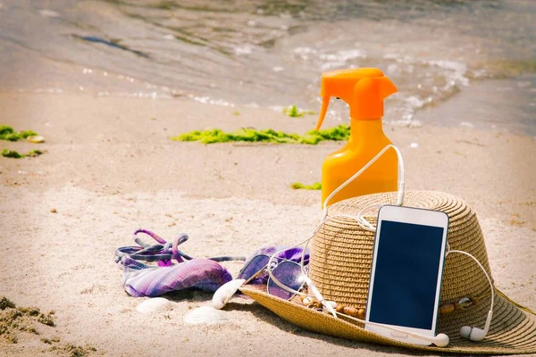 Sahilde Güneş Kremi Aksesuarlar Yaz Tatilleri Için Aksesuarlı Cep Telefonları — Stok fotoğraf
