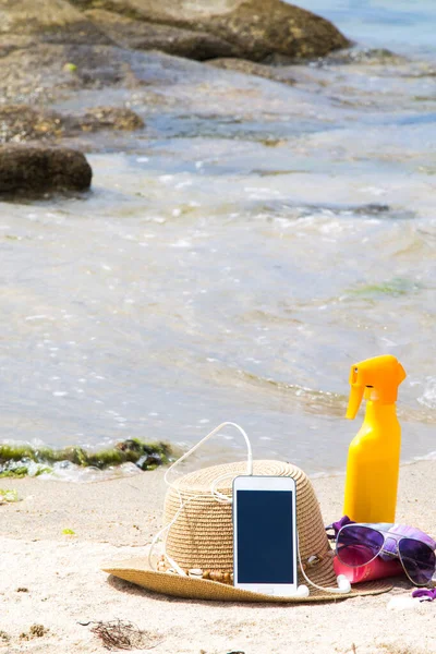 Teléfono Móvil Sombrero Paja Loción Bronceadora Gafas Sol Paseo Marítimo —  Fotos de Stock