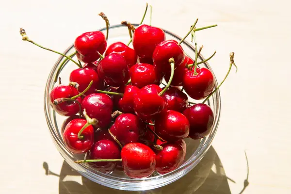 Tazón Vidrio Lleno Deliciosas Cerezas Rojas — Foto de Stock